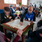 Idosos disputam dominó