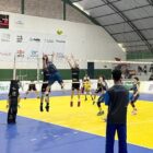 Atletas disputam partida de voleibol
