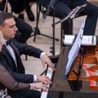Músicos Carles e Sofia no piano
