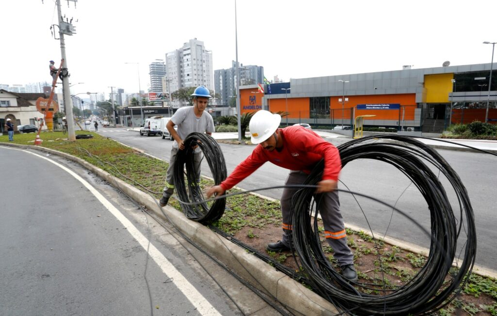 Prefeitura realiza mutirão para remoção de fiação na rua Ottokar Doerffel