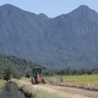 Máquina agrícola em estrada rural