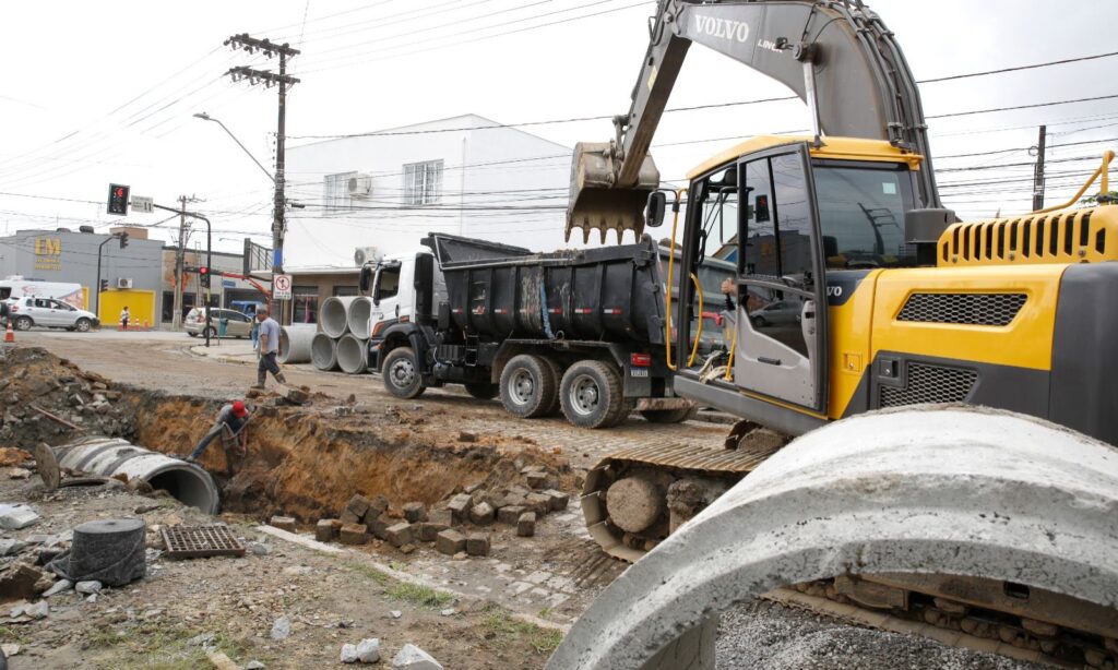 Prefeitura realiza obras de drenagem na rua Coronel Francisco Gomes no trecho entre a Procópio Gomes e a São Paulo