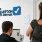 Servidor presta atendimento no Espaço do Empreendedor