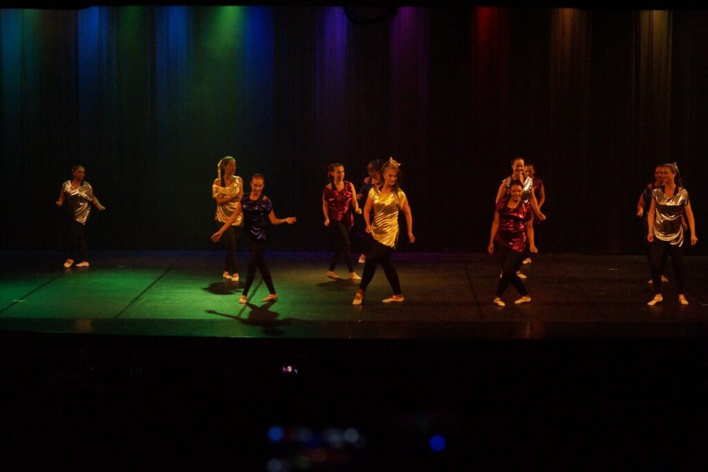 Apresentações de dança, música e teatro movimentam o final de semana