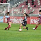 Atletas disputam bola em campo