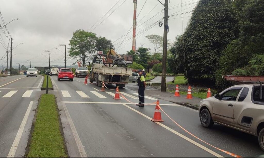 Agentes de Trânsito orientam motoristas na Av. Santos Dumont que teve um das pistas liberada