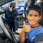 Criança dentro de viatura da Guarda Municipal