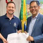 prefeito de Joinville, Adriano Silva, entrega ao presidente da Fundação Catarinense de Esporte (Fesporte), Freibergue Rubem do Nascimento, documento