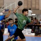 Meninos disputam partida de handebol