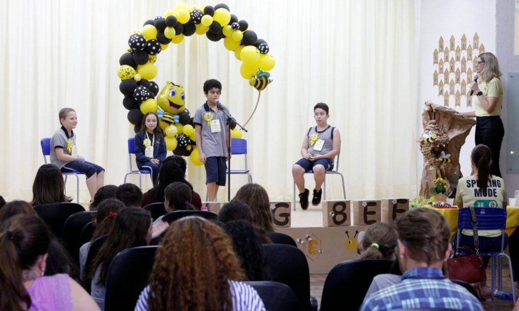 Aluno de Escola do bairro São Marcos vence o 3º concurso de soletração em inglês da Rede Municipal de Ensino