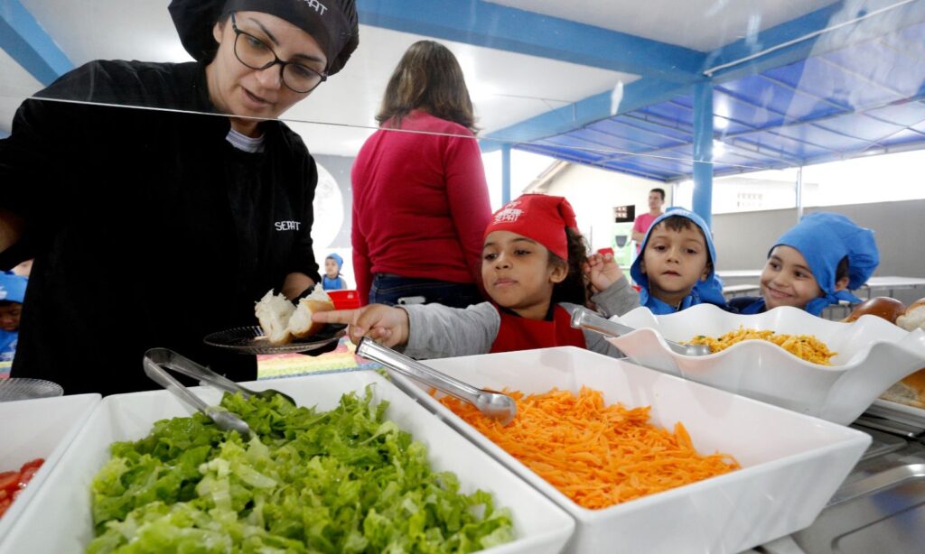 Alunos da Rede Municipal de Ensino de Joinville participam de atividade sobre alimentação saudável na Semana da Criança