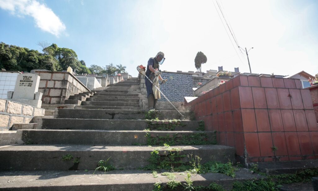 Prefeitura de Joinville intensifica manutenção e limpeza nos cemitérios para o Dia de Finados