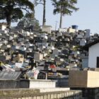 Imagem de um cemitério com túmulos em morro