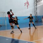 Alunas jogam handebol em quadra