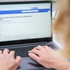 Mulher digita em teclado em página da Prefeitura sobre nota fiscal