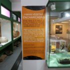 Área de museu com artefatos como cestos em exposição