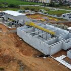 Três grandes edificações em concreto sendo construídos