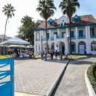 Fotografia da fachada do museu de imigração, construção branca com detalhes em azul