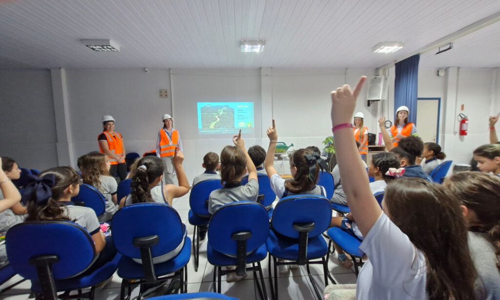 Alunos da Rede Municipal de Ensino de Joinville participam de atividade sobre preservação de vegetação e dos rios