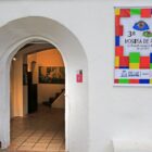 Banner da mostra na parede do Museu de Arte