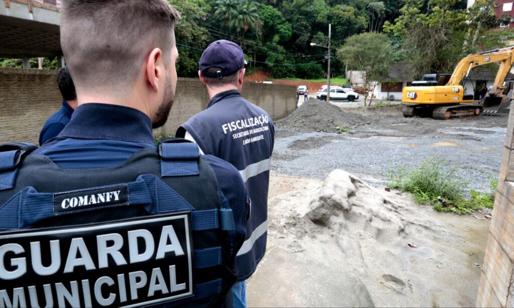 Prefeitura de Joinville remove fechamento irregular no Rio Mathias
