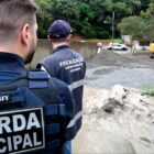 Agente da Guarda Municipal e fiscal da Sama verificam obra