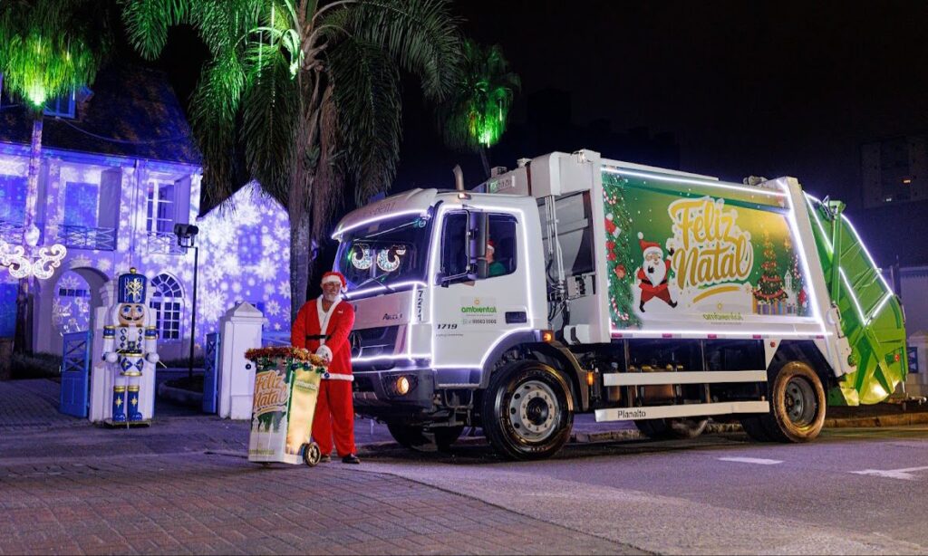 Caminhões de coleta iluminados percorrem as ruas de Joinville