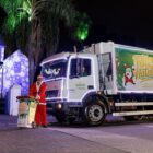 Papai Noel trabalhando na coleta de lixo