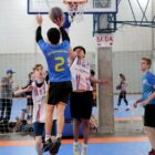 Meninos jogam basquete