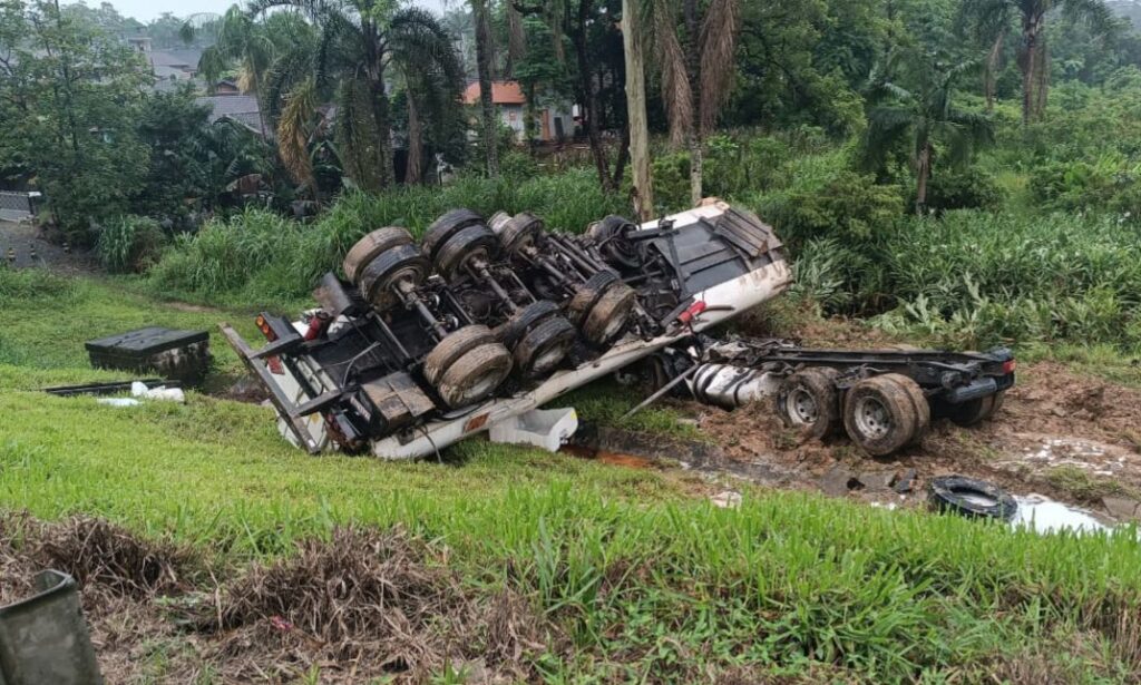 Carreta que tombou em rio em Pirabeiraba não afeta abastecimento de água em Joinville