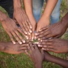 Várias mãos negras juntas uma das outras