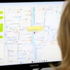 Mulher olha tela de computador com mapa das ruas da cidade