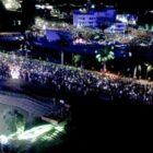Milhares de pessoas em volta da sede da Prefeitura acompanham evento de Natal