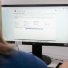 Mulher olha para tela de computador