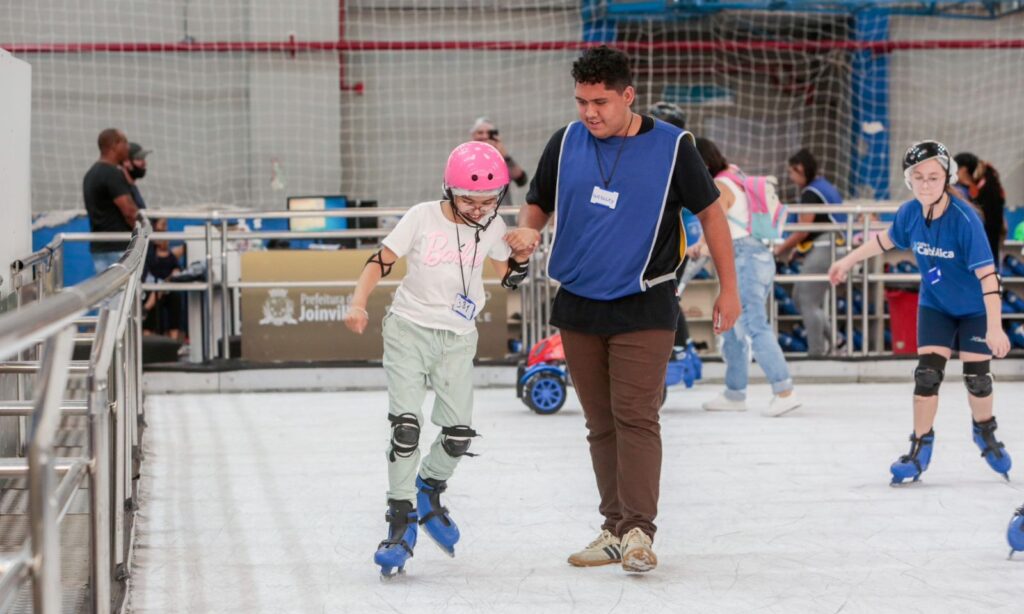 Pista de patinação do Natal de Joinville encanta crianças e adultos