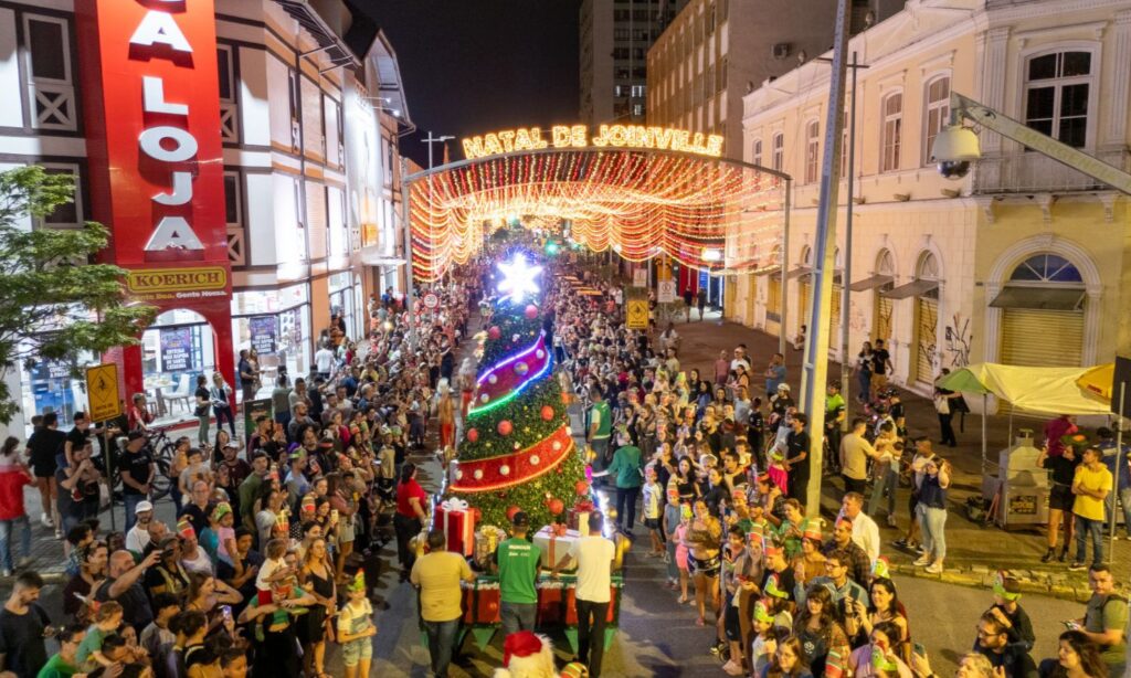 Desfile de Natal encantou público que lotou a Rua do Príncipe para assistir a atração
