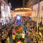 Desfile de Natal encantou público que lotou a Rua do Príncipe para assistir a atração