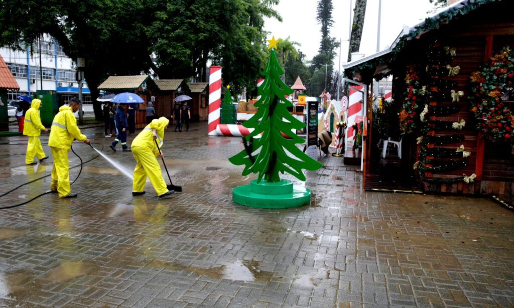 Mutirão para limpeza das praças onde ocorrem as atrações do Natal de Joinville é realizado nesta segunda-feira