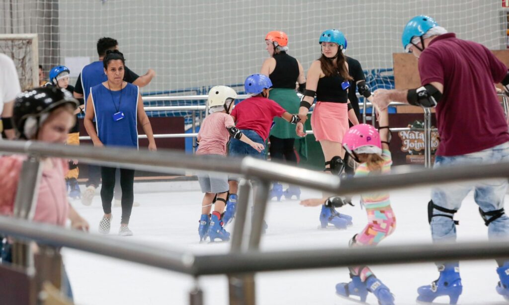 Agendamento gratuito para patinação no gelo abre ao meio-dia, para todas as datas até o encerramento da atração