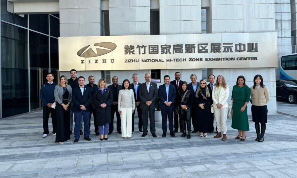 Vice-prefeita Rejane Gambin representa Joinville em missão tecnológica na China