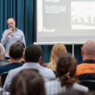participantes da Join.cubo assistem a palestra