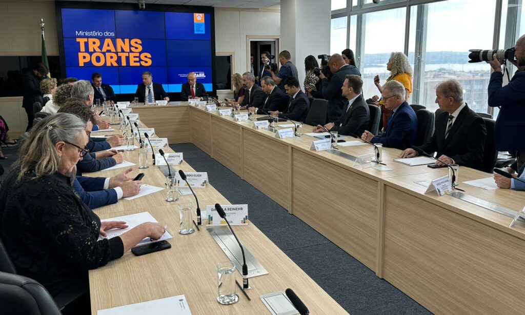 Em reunião no Ministério dos Transportes, prefeito Adriano Silva reforça necessidade de investimento nas rodovias e manutenção das vias marginais