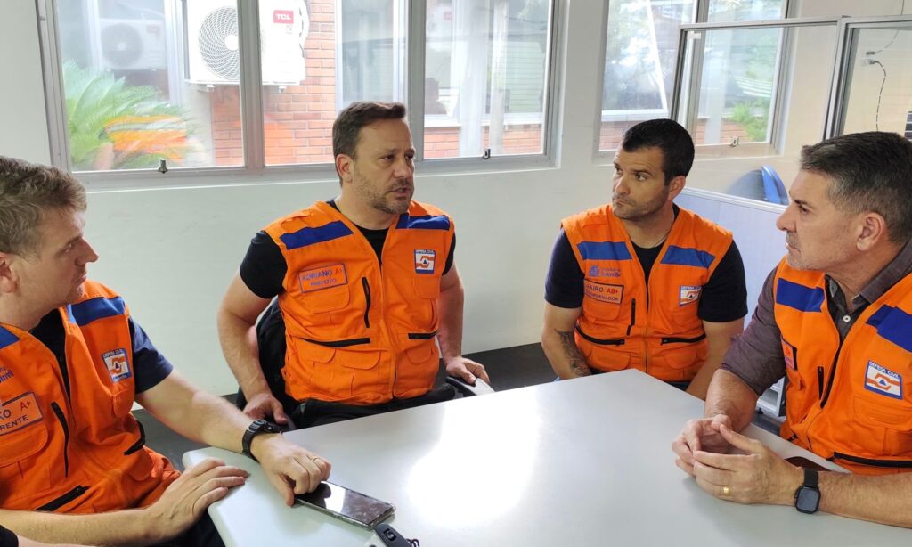 Prefeito Adriano Silva comanda reunião operacional em função das ocorrências registradas devido à chuva em Joinville
