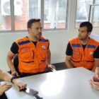 Prefeito Adriano e agentes da Defesa Civil