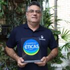 Presidente Sidney Marques de Oliveira Junior com o troféu