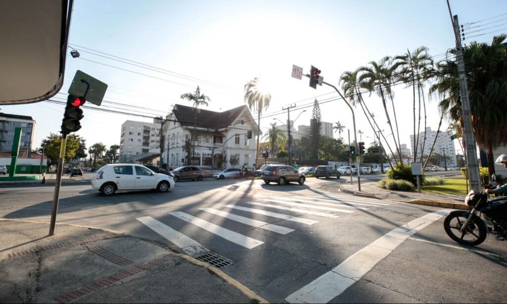 Avenida Coronel Procópio Gomes está interditada no cruzamento com a rua Inácio bastos