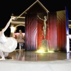 Bailarina se apresenta em frente ao monumento