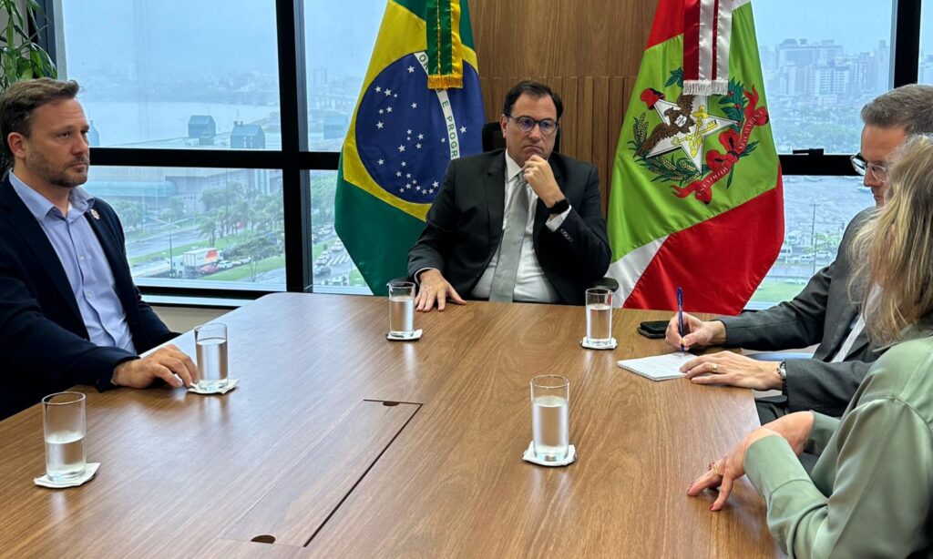 Em Florianópolis, prefeito de Joinville amplia diálogo com os poderes Legislativo e Judiciário