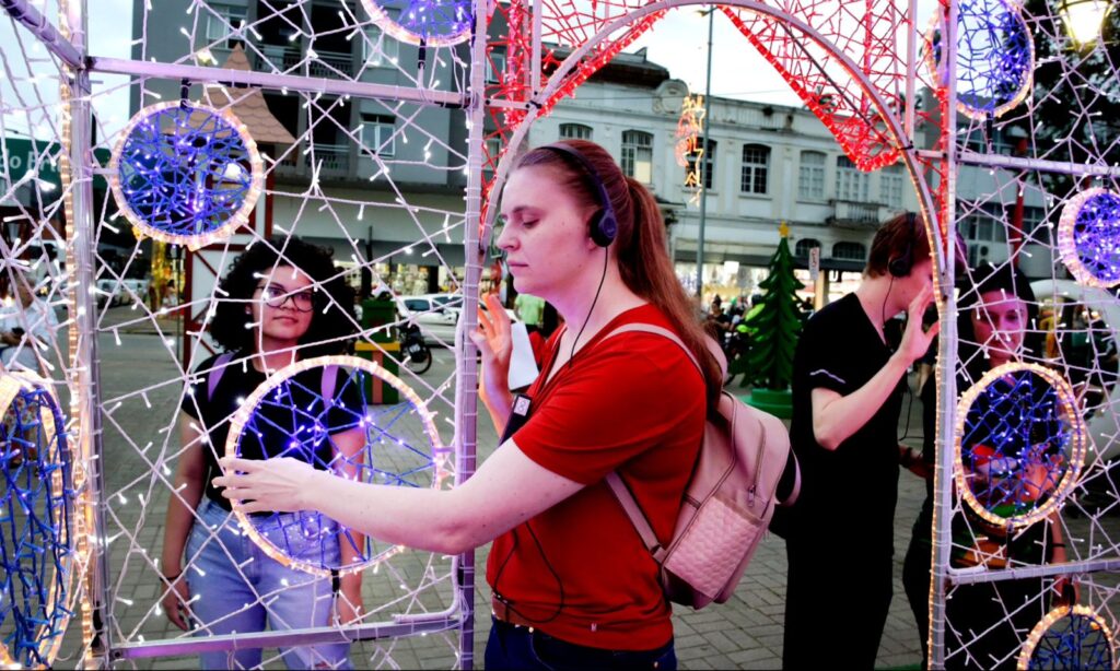 Natal de Joinville promove visita guiada com audiodescrição para pessoas com deficiência visual