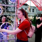 Pessoas com deficiência visual passeiam por atrações do Natal, usando fones